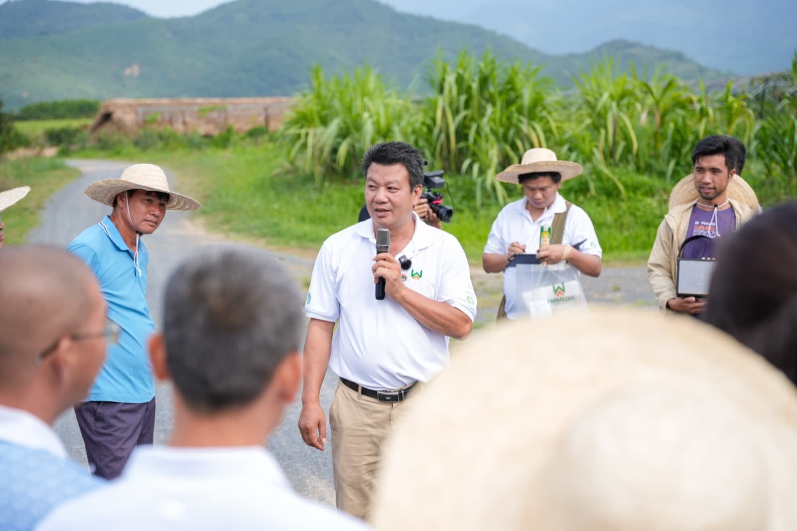 Nguyễn Minh Thành chia sẻ câu chuyện Sản Việt Farm với đoàn báo chí