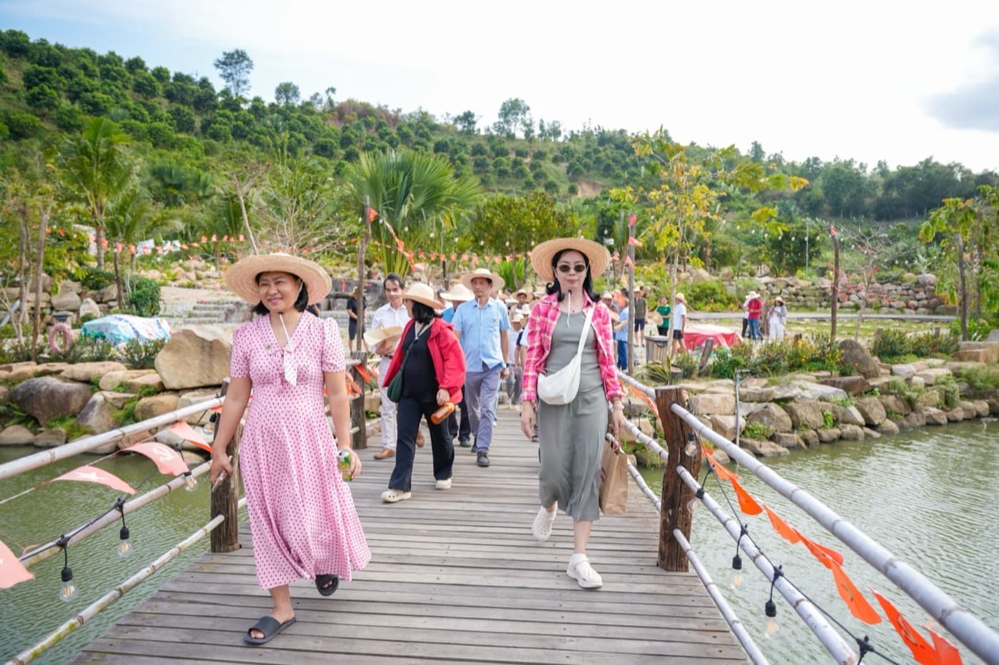 Du khách đi qua cầu gỗ tại Sản Việt Farm Ninh Hòa