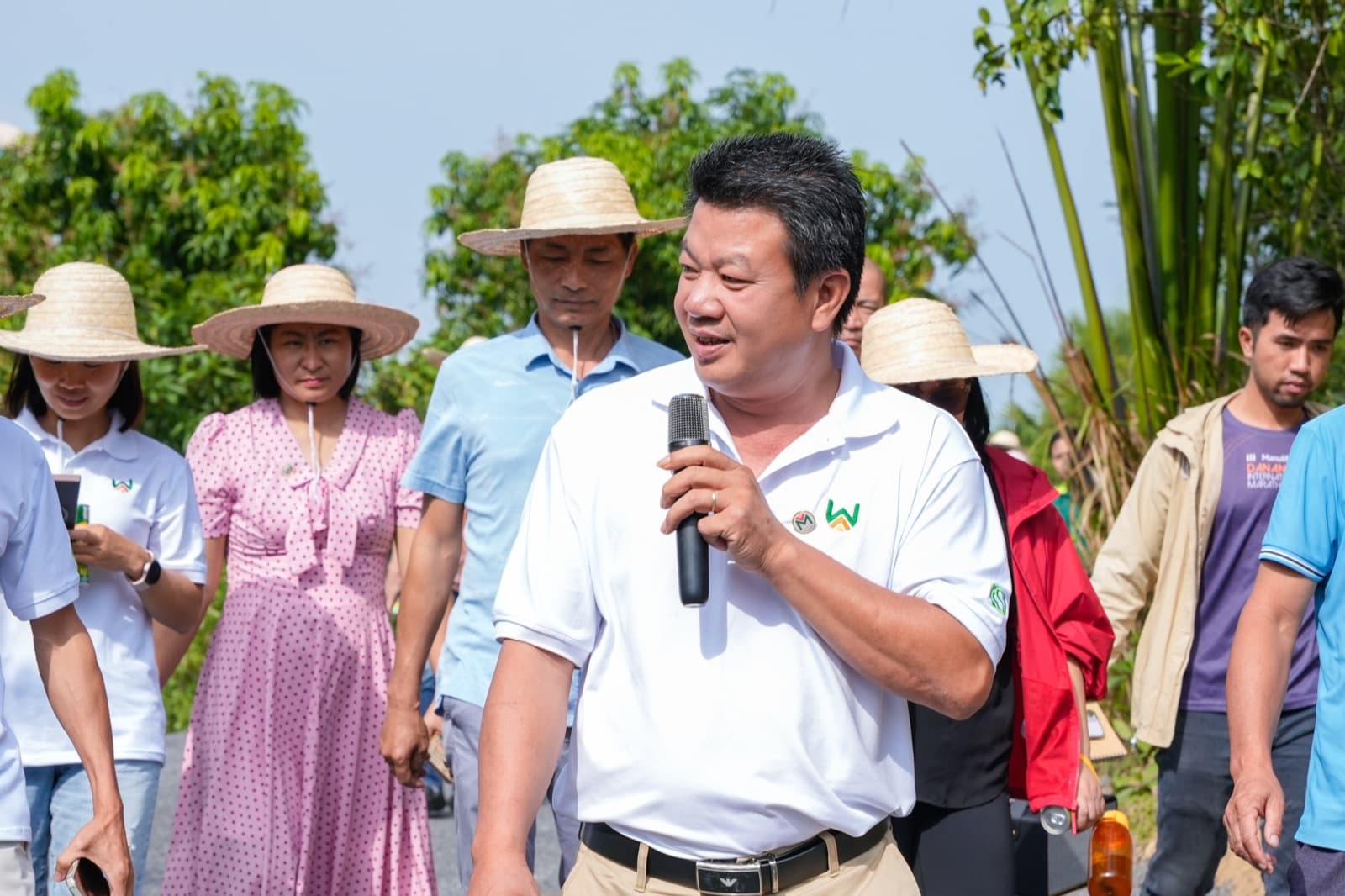 Nguyễn Minh Thành dẫn tour tại Sản Việt Farm